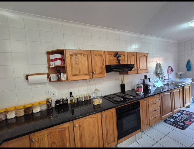 3 BEDROOM TOWNHOUSE FOR SALE IN VANDERBIJLPARK SE 3